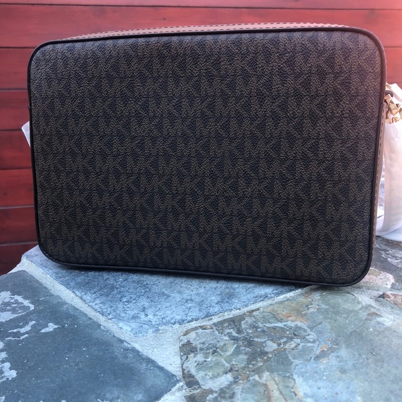 MICHAEL KORS Jet Set Item MK Signature Logo Large Crossbody in Brown and Gold - Picture 3 of 10